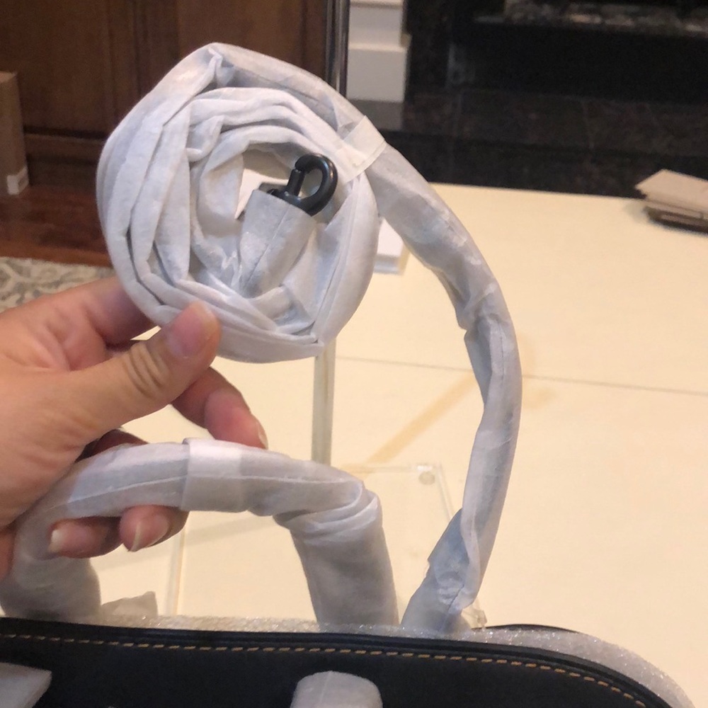 New Women's Black Dakotah Satchel - Picture 8 of 16